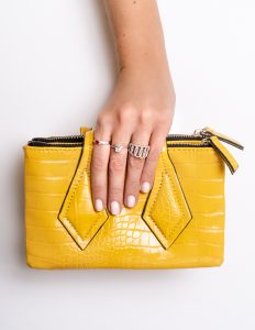 bolsa amarela com acessórios em ródio branco