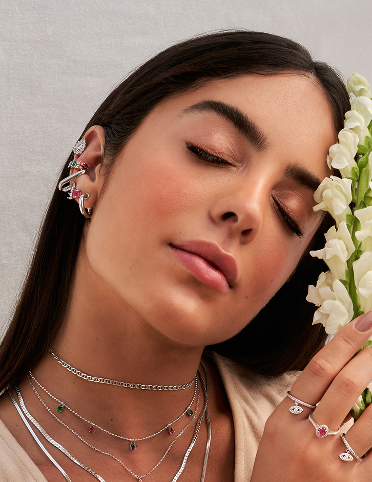 Pronta para todas as ocasiões com os brincos pequenos.