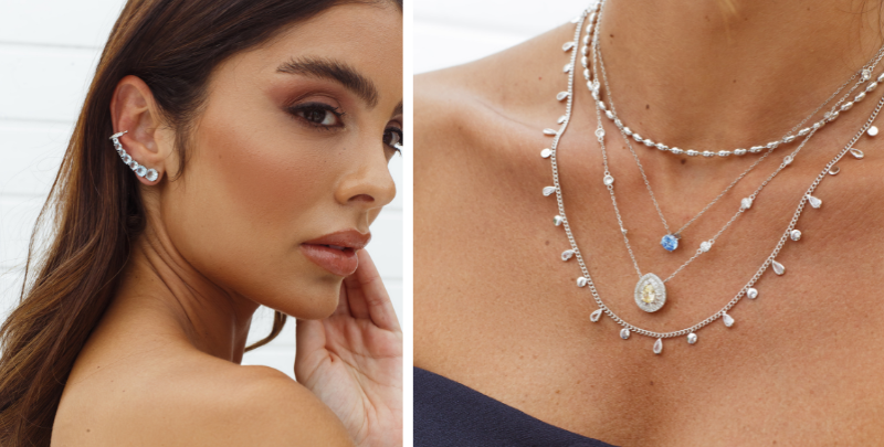 Modelo usando ear cuff com pedra água-marinha em prata 925 e mix de colares com semijoias e joias em prata 925, em composição sofisticada e moderna.